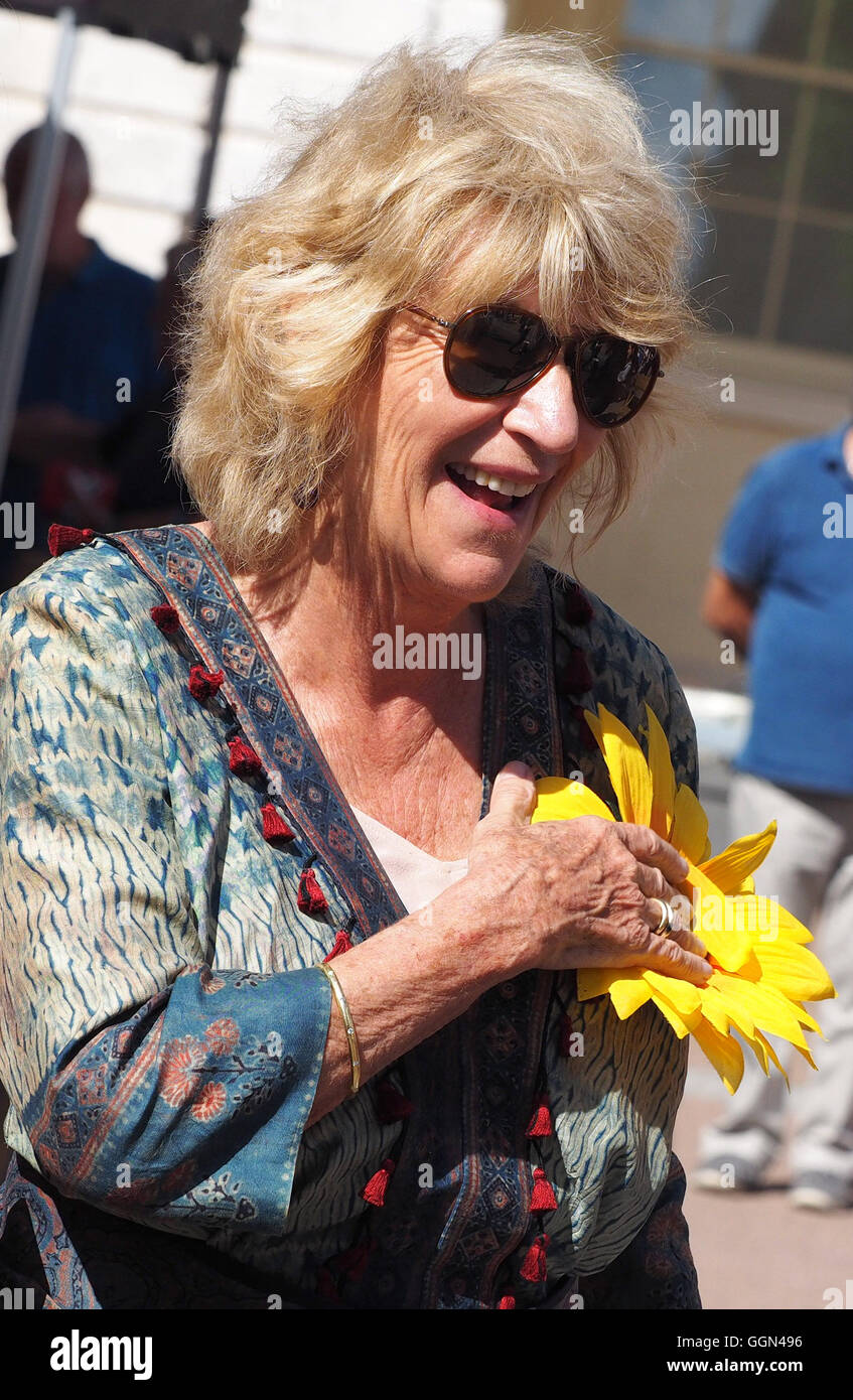 Annabel Elliott, die Schwester von Camilla Duchess of Cornwall ist, eröffnet die Verkehrssysteme Food Festival in Dorchester, Dorset Stockfoto