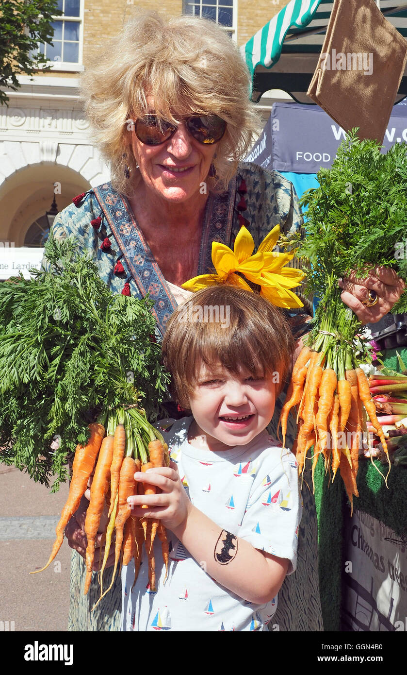 Annabel Elliott, die Schwester von Camilla Duchess of Cornwall ist, eröffnet die Verkehrssysteme Food Festival in Dorchester, Dorset Stockfoto