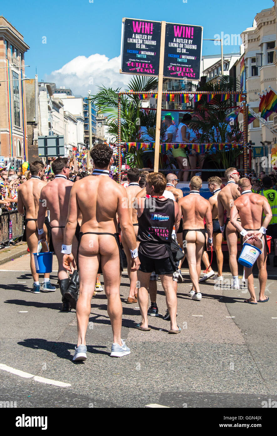 Brighton, UK. 6. August 2016. Butlers mit bBums. Brighton-Pride-Parade. Bildnachweis: Julia Claxton/Alamy Live-Nachrichten Stockfoto