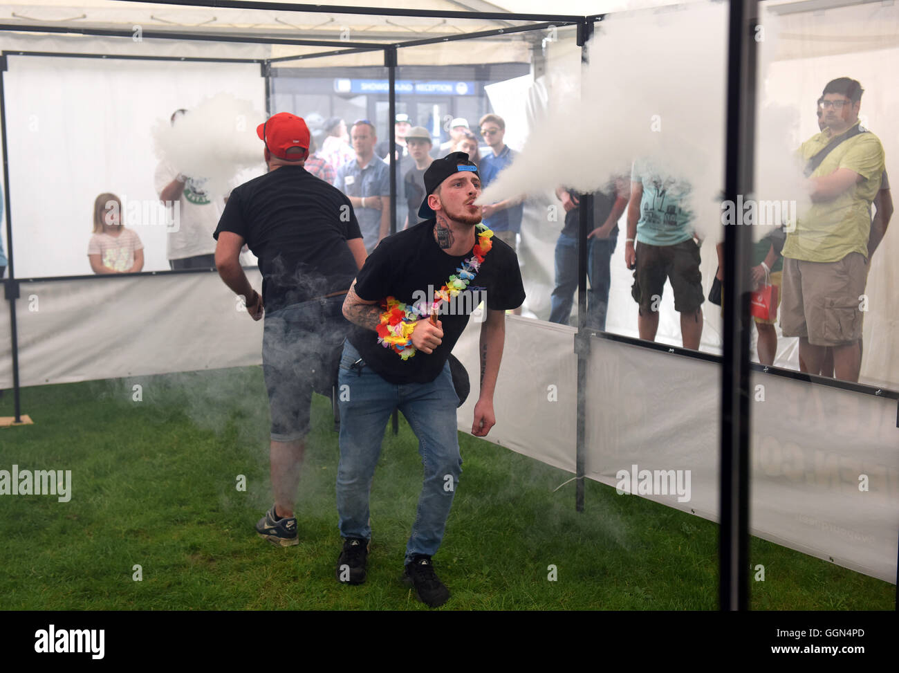 Vapefest das Festival für dampfen-Enthusiasten bei Shrewsbury Uk 6. August 2016. Die "Schlacht der Wolken" zwei Dampfer im Wettbewerb um die größten Vape Cloud ausatmen. Bildnachweis: David Bagnall/Alamy Live-Nachrichten Stockfoto
