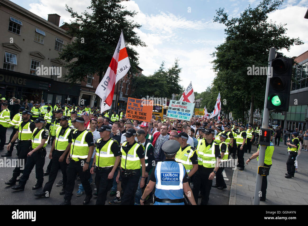 Nottingham, UK, Samstag, 6. August 2016. Mitglieder der English Defence League (EDL) halten eine Großdemonstration im Stadtzentrum von Nottingham, England.  Die Rallye begann um 13:30 in der Nähe von Derry montieren, der Ort wo Charles ich hob seine königliche Standarte zu Beginn des englischen Bürgerkrieges 1642 bedeuten.  Demonstranten wurden dann von der Polizei durch die Innenstadt und auf begleitet, Speakers Corner wo Reden gehalten wurden, protestiert des Aufstiegs der "radikalen Islam und linke Rassismus gegenüber den Engländern". Bildnachweis: Byron Kirk/Alamy Live-Nachrichten Stockfoto