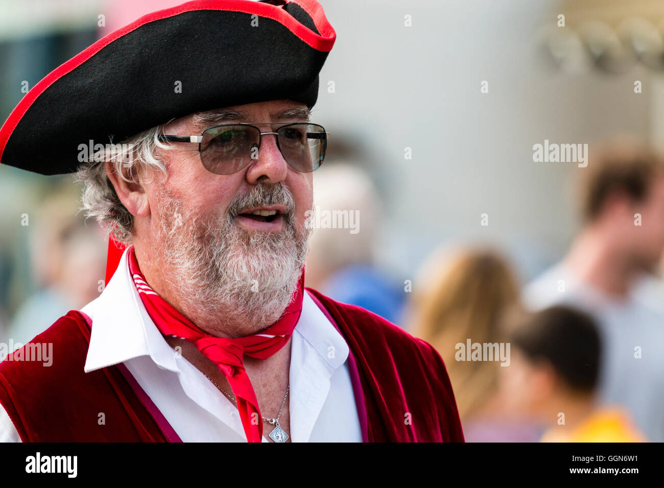 Broadstairs Folk Woche Festival. Sieg Morris Mann, reife männliche, Gesicht schoss, Gläser und weiß grau Bart lächelnd. Piraten Hut tragen. Stockfoto