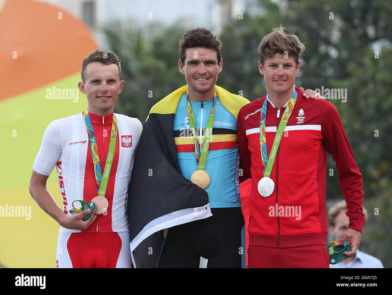 (160806) - RIO DE JANEIRO, 6. August 2016 (Xinhua)--Greg Van Avermaet von Belgium(C), Rafal Majka (L) von Polen und Jakob Fuglsang aus Dänemark besuchen die Preisverleihung nach den Männern Straße Radrennen der Rio 2016 Olympischen Spiele in Rio De Janeiro am 6. August 2016. Greg Van Avermaet gewann die Goldmedaille? Jakob Fuglsang und Rafal Majka nahm die Silber und Bronze.? Xinhua/Cao kann? (Xr) Stockfoto