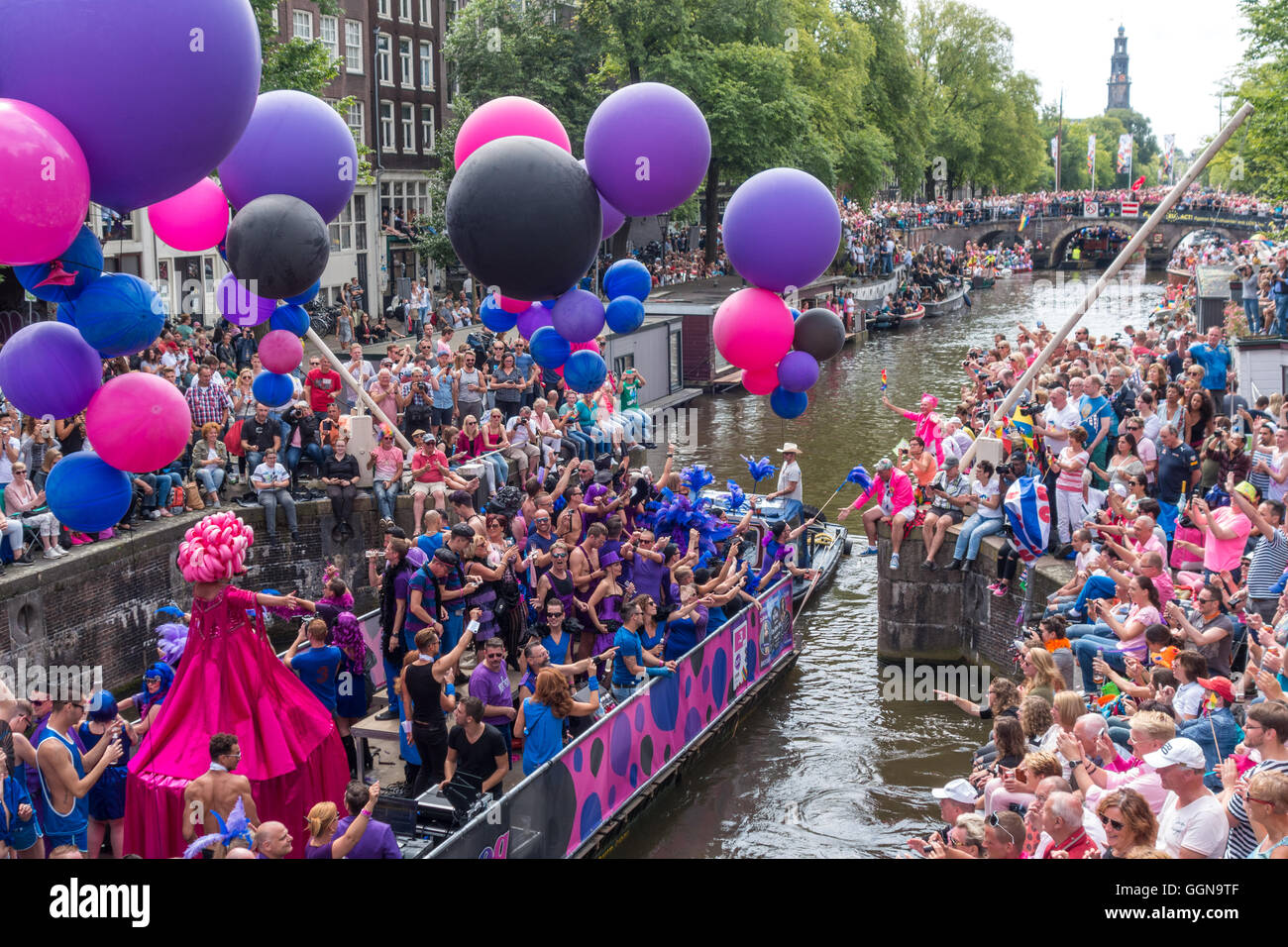 Amsterdam, Niederlande. 6. August 2016. Die jährliche Amsterdam Gay Pride Canal Parade war eine special Edition, weil Amsterdam EuroPride in diesem Jahr gehostet wird. Riesige Menschenmassen jubelten über 80 Boote auf den Prinsengracht Kanal und Fluss Amstel. Bildnachweis: Wiskerke/Alamy Live-Nachrichten Stockfoto