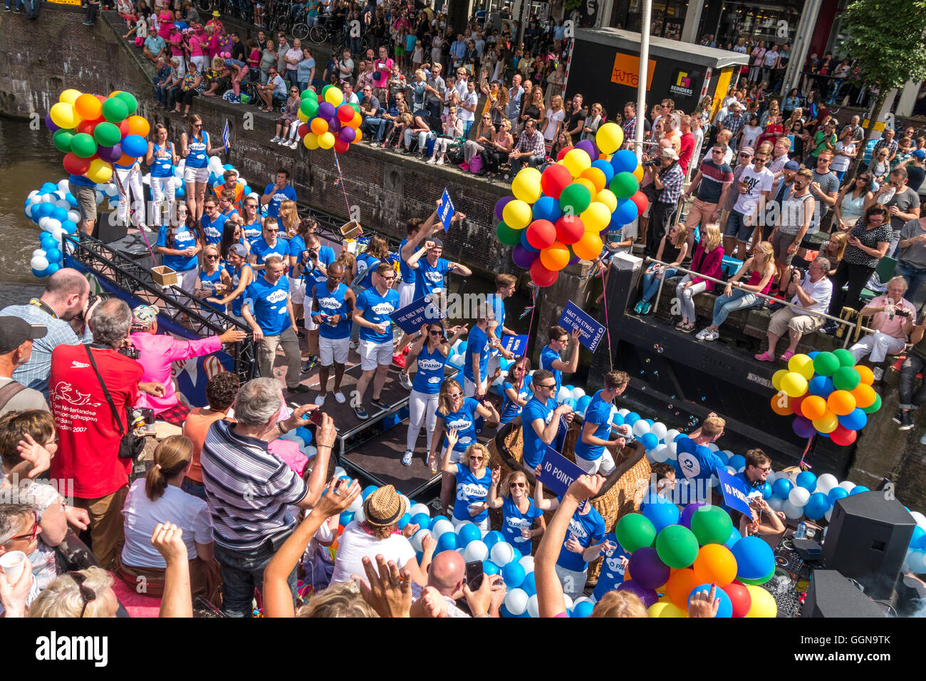 Amsterdam, Niederlande. 6. August 2016. Die jährliche Amsterdam Gay Pride Canal Parade war eine special Edition, weil Amsterdam EuroPride in diesem Jahr gehostet wird. Riesige Menschenmassen jubelten über 80 Boote auf den Prinsengracht Kanal und Fluss Amstel. Bildnachweis: Wiskerke/Alamy Live-Nachrichten Stockfoto