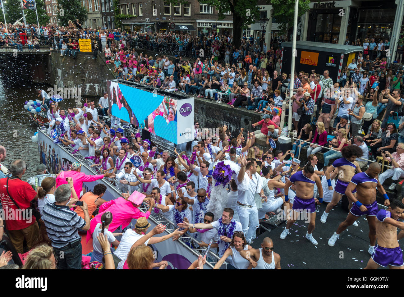 Amsterdam, Niederlande. 6. August 2016. Die jährliche Amsterdam Gay Pride Canal Parade war eine special Edition, weil Amsterdam EuroPride in diesem Jahr gehostet wird. Riesige Menschenmassen jubelten über 80 Boote auf den Prinsengracht Kanal und Fluss Amstel. Bildnachweis: Wiskerke/Alamy Live-Nachrichten Stockfoto