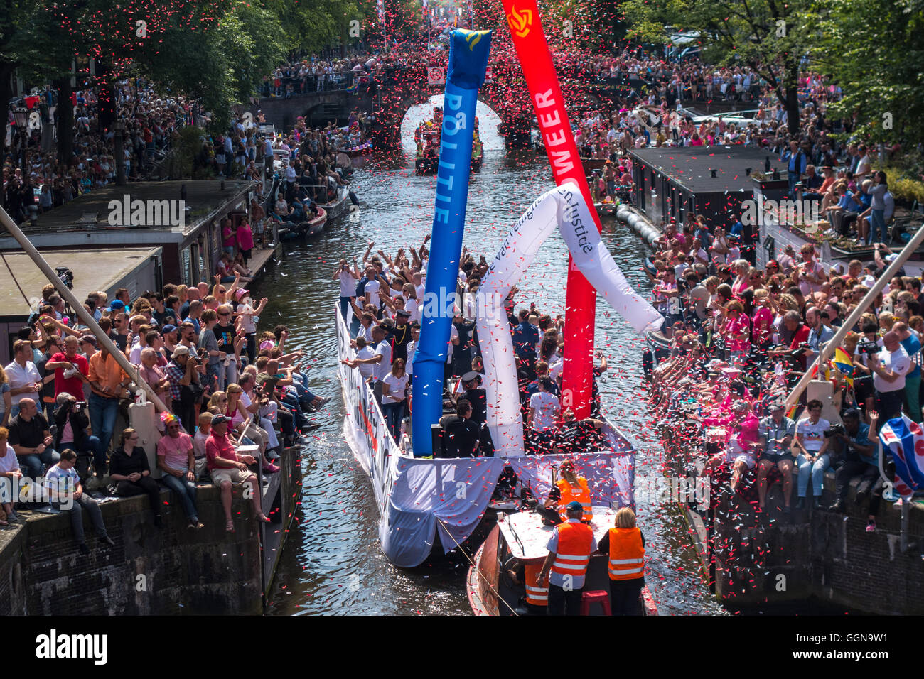 Amsterdam, Niederlande. 6. August 2016. Die jährliche Amsterdam Gay Pride Canal Parade war eine special Edition, weil Amsterdam EuroPride in diesem Jahr gehostet wird. Riesige Menschenmassen jubelten über 80 Boote auf den Prinsengracht Kanal und Fluss Amstel. Bildnachweis: Wiskerke/Alamy Live-Nachrichten Stockfoto