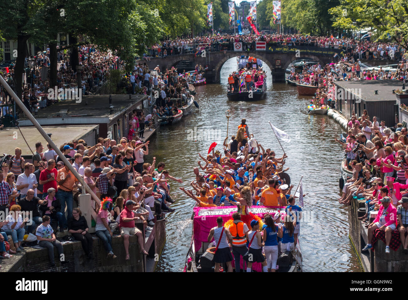 Amsterdam, Niederlande. 6. August 2016. Die jährliche Amsterdam Gay Pride Canal Parade war eine special Edition, weil Amsterdam EuroPride in diesem Jahr gehostet wird. Riesige Menschenmassen jubelten über 80 Boote auf den Prinsengracht Kanal und Fluss Amstel. Bildnachweis: Wiskerke/Alamy Live-Nachrichten Stockfoto