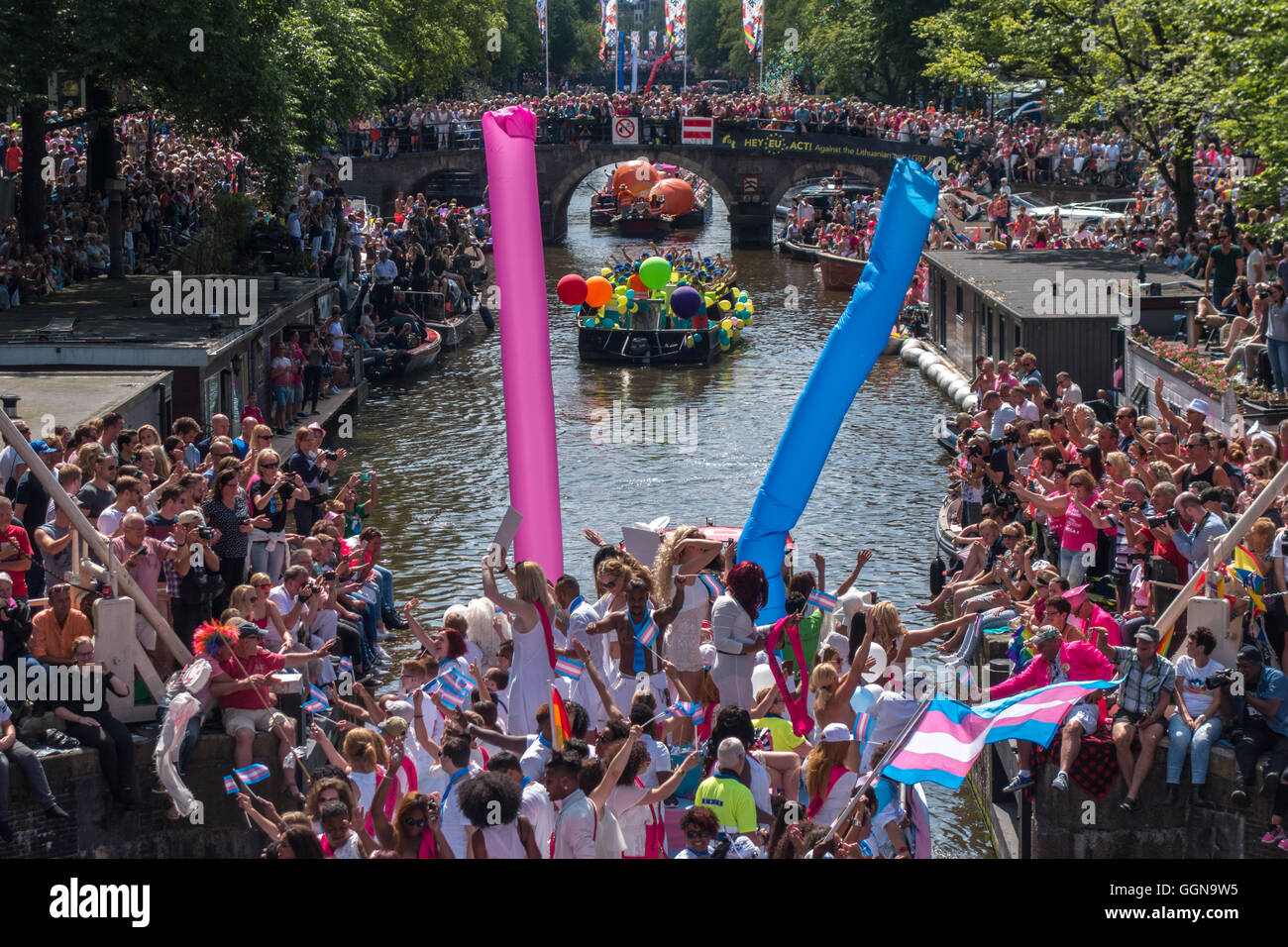 Amsterdam, Niederlande. 6. August 2016. Die jährliche Amsterdam Gay Pride Canal Parade war eine special Edition, weil Amsterdam EuroPride in diesem Jahr gehostet wird. Riesige Menschenmassen jubelten über 80 Boote auf den Prinsengracht Kanal und Fluss Amstel. Bildnachweis: Wiskerke/Alamy Live-Nachrichten Stockfoto