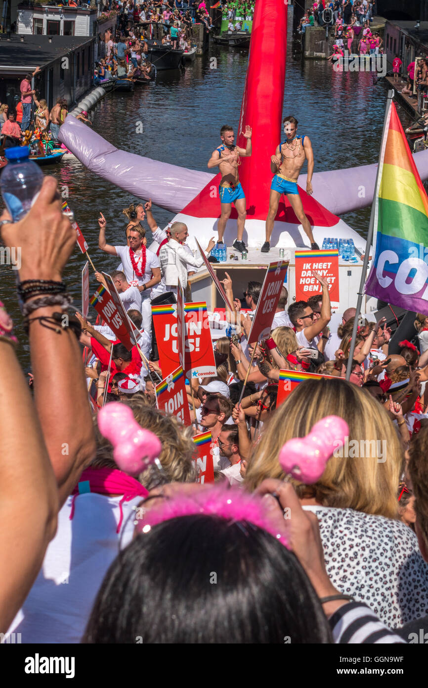 Amsterdam, Niederlande. 6. August 2016. Die jährliche Amsterdam Gay Pride Canal Parade war eine special Edition, weil Amsterdam EuroPride in diesem Jahr gehostet wird. Riesige Menschenmassen jubelten über 80 Boote auf den Prinsengracht Kanal und Fluss Amstel. Bildnachweis: Wiskerke/Alamy Live-Nachrichten Stockfoto