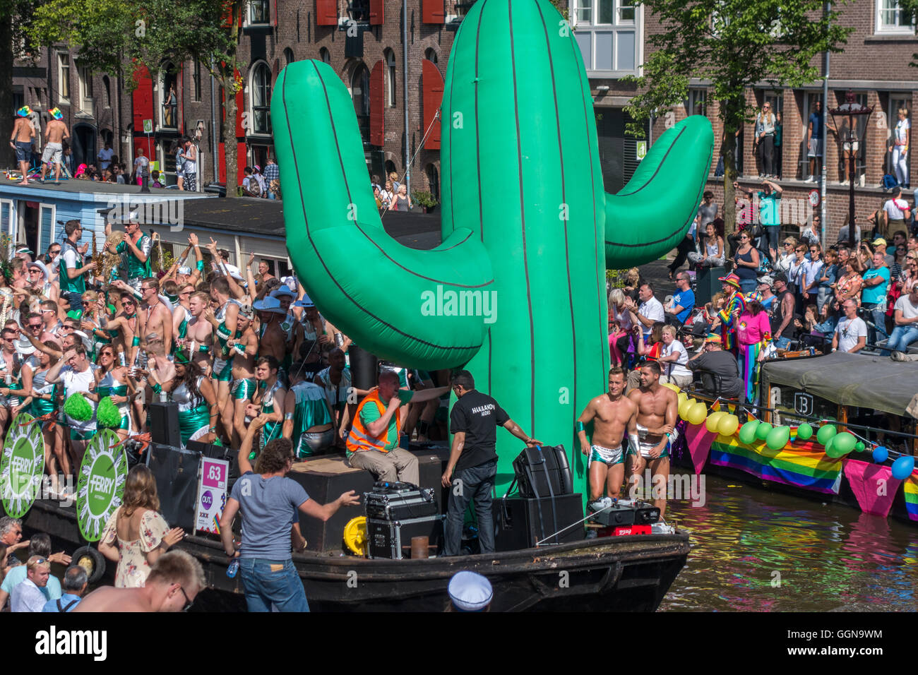 Amsterdam, Niederlande. 6. August 2016. Die jährliche Amsterdam Gay Pride Canal Parade war eine special Edition, weil Amsterdam EuroPride in diesem Jahr gehostet wird. Riesige Menschenmassen jubelten über 80 Boote auf den Prinsengracht Kanal und Fluss Amstel. Bildnachweis: Wiskerke/Alamy Live-Nachrichten Stockfoto