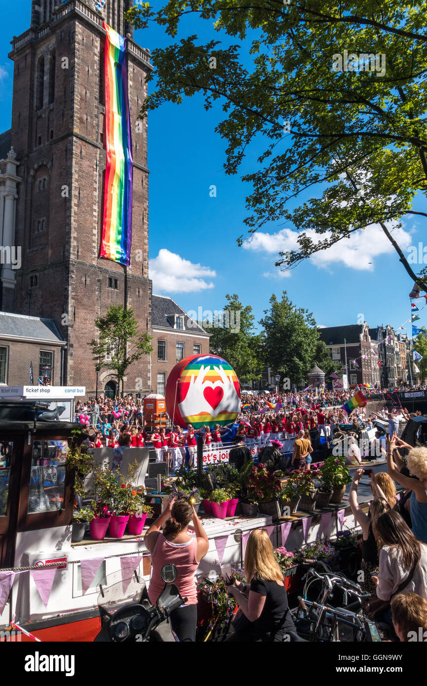 Amsterdam, Niederlande. 6. August 2016. Die jährliche Amsterdam Gay Pride Canal Parade war eine special Edition, weil Amsterdam EuroPride in diesem Jahr gehostet wird. Riesige Menschenmassen jubelten über 80 Boote auf den Prinsengracht Kanal und Fluss Amstel. Bildnachweis: Wiskerke/Alamy Live-Nachrichten Stockfoto