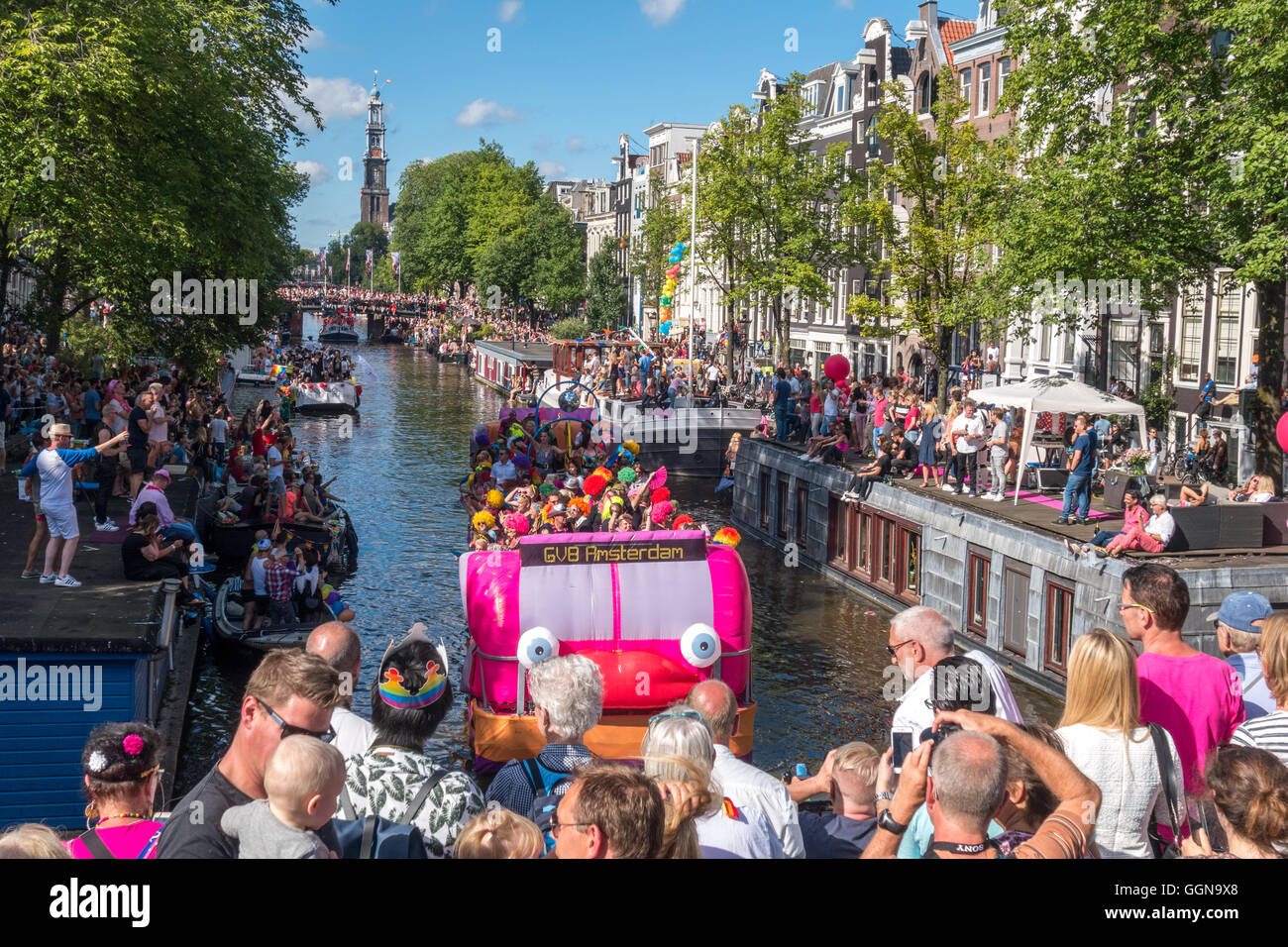 Amsterdam, Niederlande. 6. August 2016. Die jährliche Amsterdam Gay Pride Canal Parade war eine special Edition, weil Amsterdam EuroPride in diesem Jahr gehostet wird. Riesige Menschenmassen jubelten über 80 Boote auf den Prinsengracht Kanal und Fluss Amstel. Bildnachweis: Wiskerke/Alamy Live-Nachrichten Stockfoto