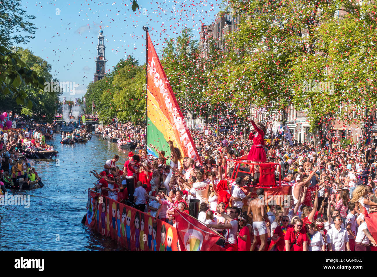 Amsterdam, Niederlande. 6. August 2016. Die jährliche Amsterdam Gay Pride Canal Parade war eine special Edition, weil Amsterdam EuroPride in diesem Jahr gehostet wird. Riesige Menschenmassen jubelten über 80 Boote auf den Prinsengracht Kanal und Fluss Amstel. Bildnachweis: Wiskerke/Alamy Live-Nachrichten Stockfoto