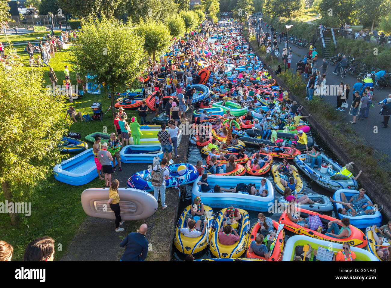 Utrecht, Niederlande. 6. August 2016. Hunderte von kleinen Schlauchboote nahm die Grachten von Utrecht für die 2016 Rubberboot Mission in seiner fünften Auflage. Nach den Weltrekord von 2015 schätzungsweise die Veranstalter in diesem Jahr noch mehr schwimmende Geräte teilnehmen, waren aber sie erklärten, dass sie keinen neuen Weltrekord wegen der komplizierten Verfahren geltend machen würde. Bildnachweis: Wiskerke/Alamy Live-Nachrichten Stockfoto