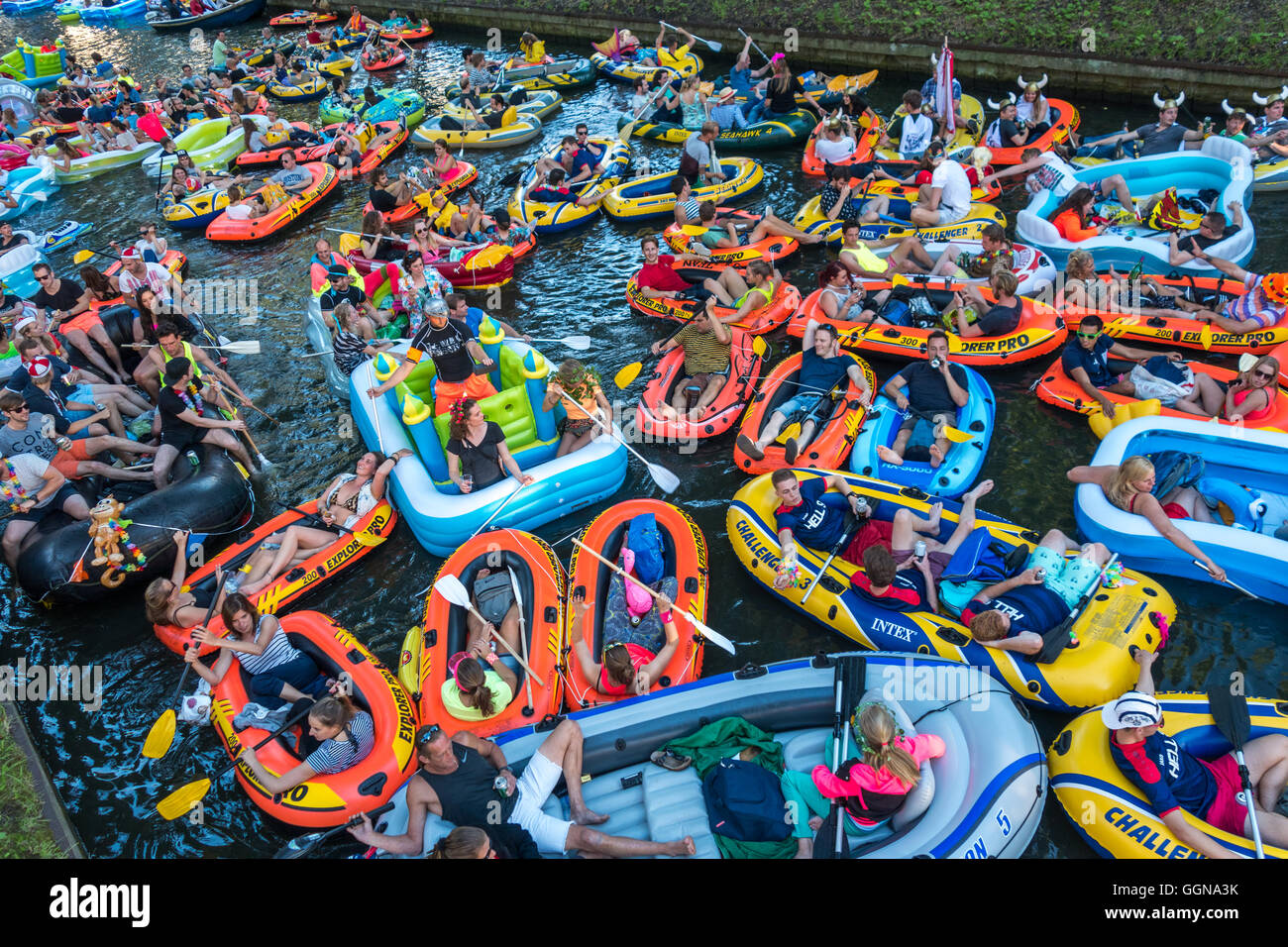 Utrecht, Niederlande. 6. August 2016. Hunderte von kleinen Schlauchboote nahm die Grachten von Utrecht für die 2016 Rubberboot Mission in seiner fünften Auflage. Nach den Weltrekord von 2015 schätzungsweise die Veranstalter in diesem Jahr noch mehr schwimmende Geräte teilnehmen, waren aber sie erklärten, dass sie keinen neuen Weltrekord wegen der komplizierten Verfahren geltend machen würde. Bildnachweis: Wiskerke/Alamy Live-Nachrichten Stockfoto