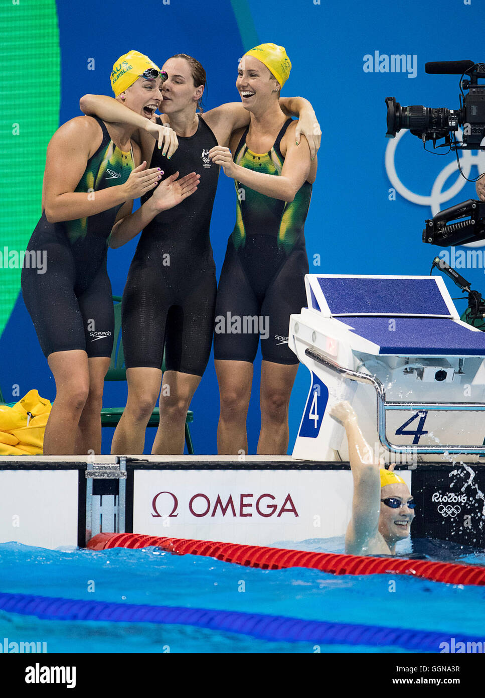 Rio De Janeiro, Brasilien. 6. August 2016. Australiens BRITTANY ELMSLIE, EMMA MCKEON, BRONTE CAMPBELL und CATE CAMBELL, im Wasser, feiern ihren neuen Weltrekord der Frauen 4x100m Freistil Staffel Olympics Aquatics Stadium während der Olympischen Sommerspiele Rio Spiele zu gewinnen. © Paul Kitagaki Jr./ZUMA Draht/Alamy Live-Nachrichten Stockfoto