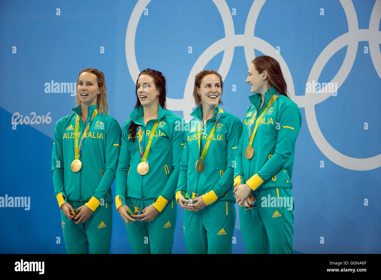 Rio De Janeiro, RJ, Brasilien. 6. August 2016. Olympia Schwimmen: Australiens Emma McKeon, Brittany Elmslie, Cate Campbell und Bronte Campbell, von links, feiern ihre Goldmedaillen nach dem Gewinn der Frauen 4 x 100-Meter-Freistilstaffel Finale einen neuen Weltrekord während der Wettkämpfe bei den Olympischen Spielen 2016 © Paul Kitagaki Jr./ZUMA Draht/Alamy Live News Stockfoto