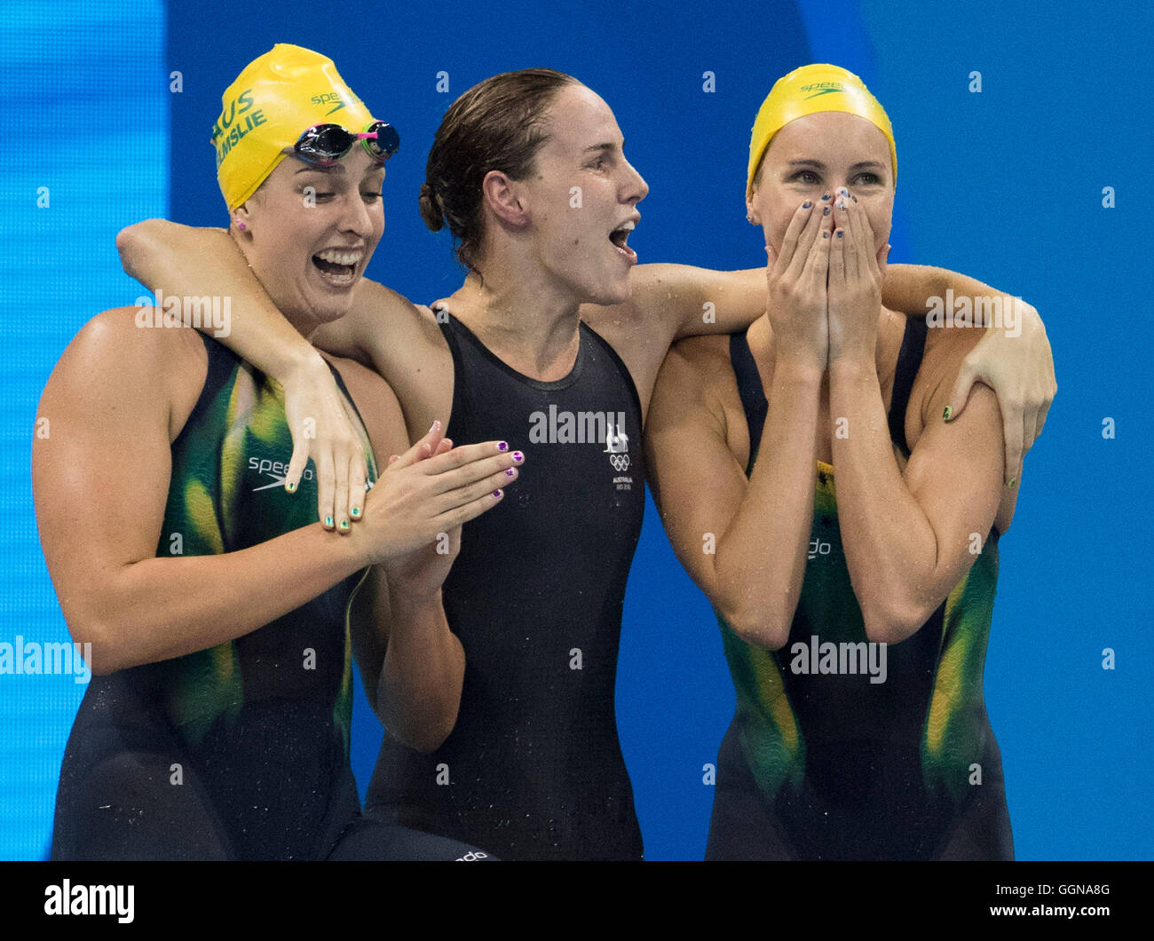 Rio De Janeiro, RJ, Brasilien. 6. August 2016. Olympia Schwimmen: Australiens Brittany Elmslie, Emma McKeon, Bronte Campbell und Cate Cambell im Wasser feiern ihren neuen Weltrekord der Frauen 4x100m Freistil Staffel Olympics Aquatics Stadium während den Olympischen Spielen 2016 Rio Spiele zu gewinnen. © Paul Kitagaki Jr./ZUMA Draht/Alamy Live-Nachrichten Stockfoto