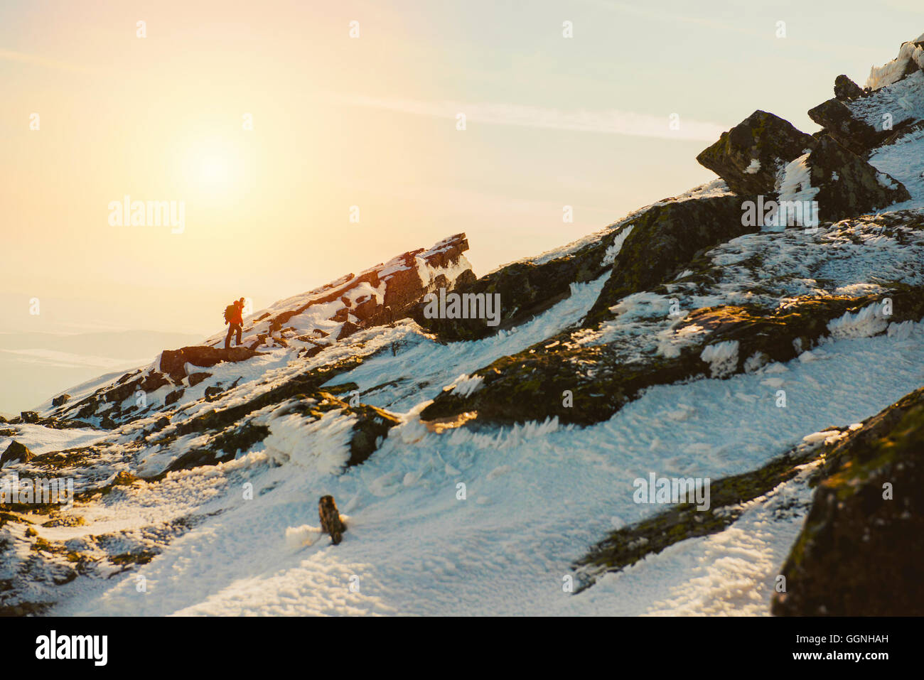 Menschen wandern am Berg im winter Stockfoto