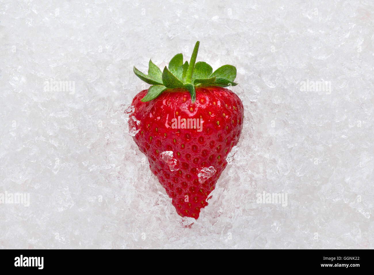 Erdbeere auf Eis Stockfoto