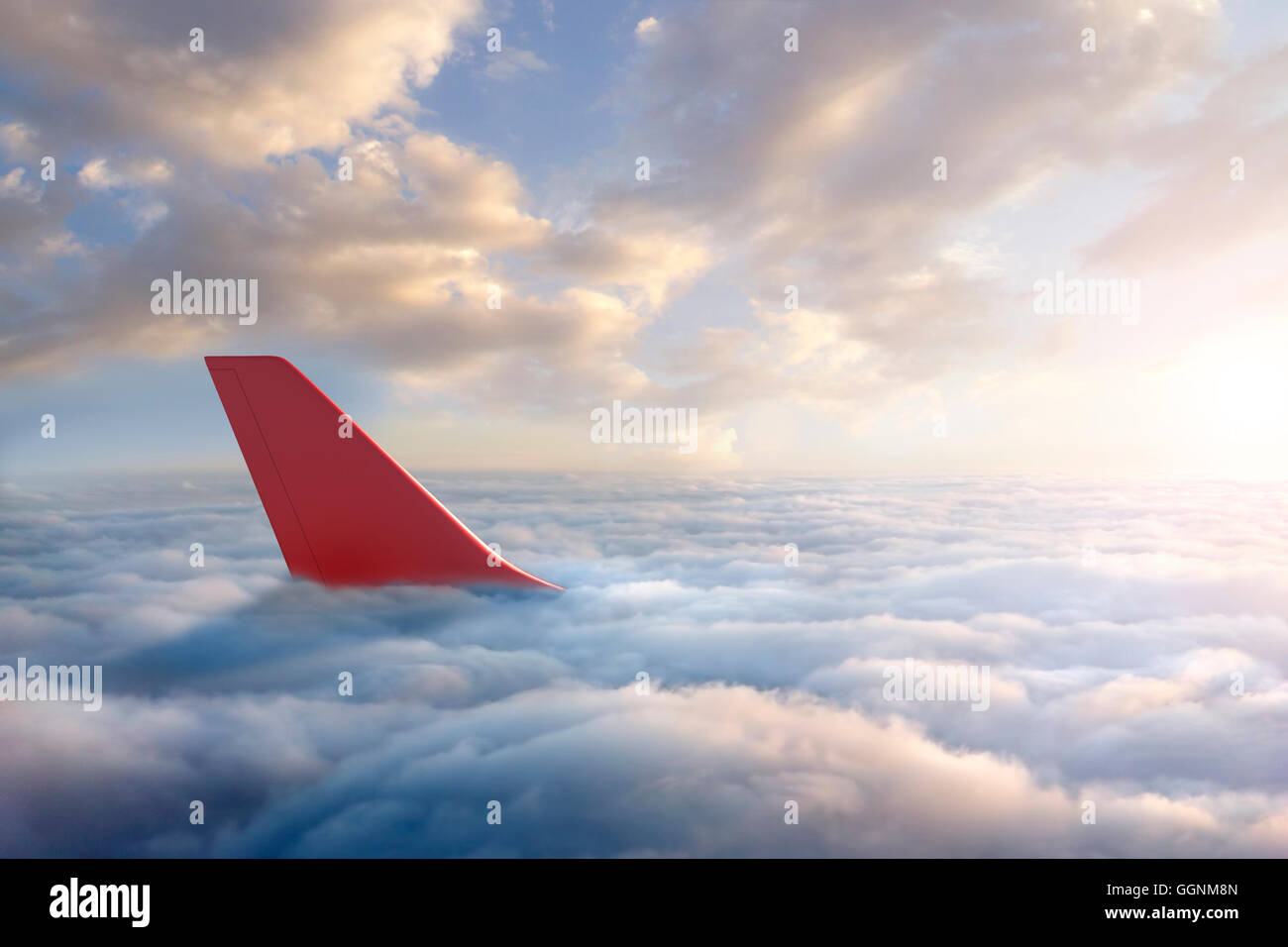 Flugzeug-Ruder über Wolken Stockfoto