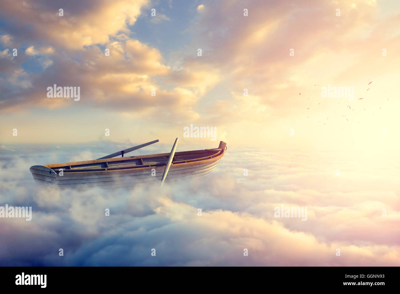 Leeres Ruderboot über Wolken Stockfoto