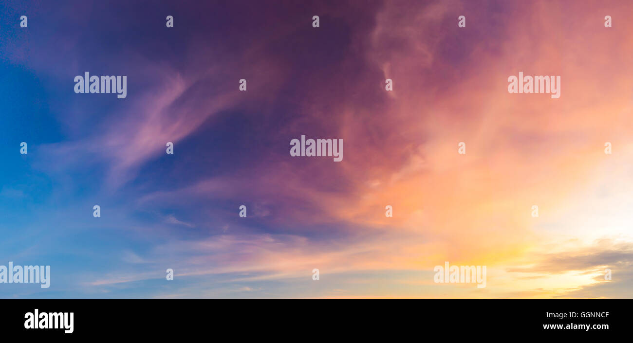 Schöne Dämmerung Himmel in der goldenen Zeit Stockfoto