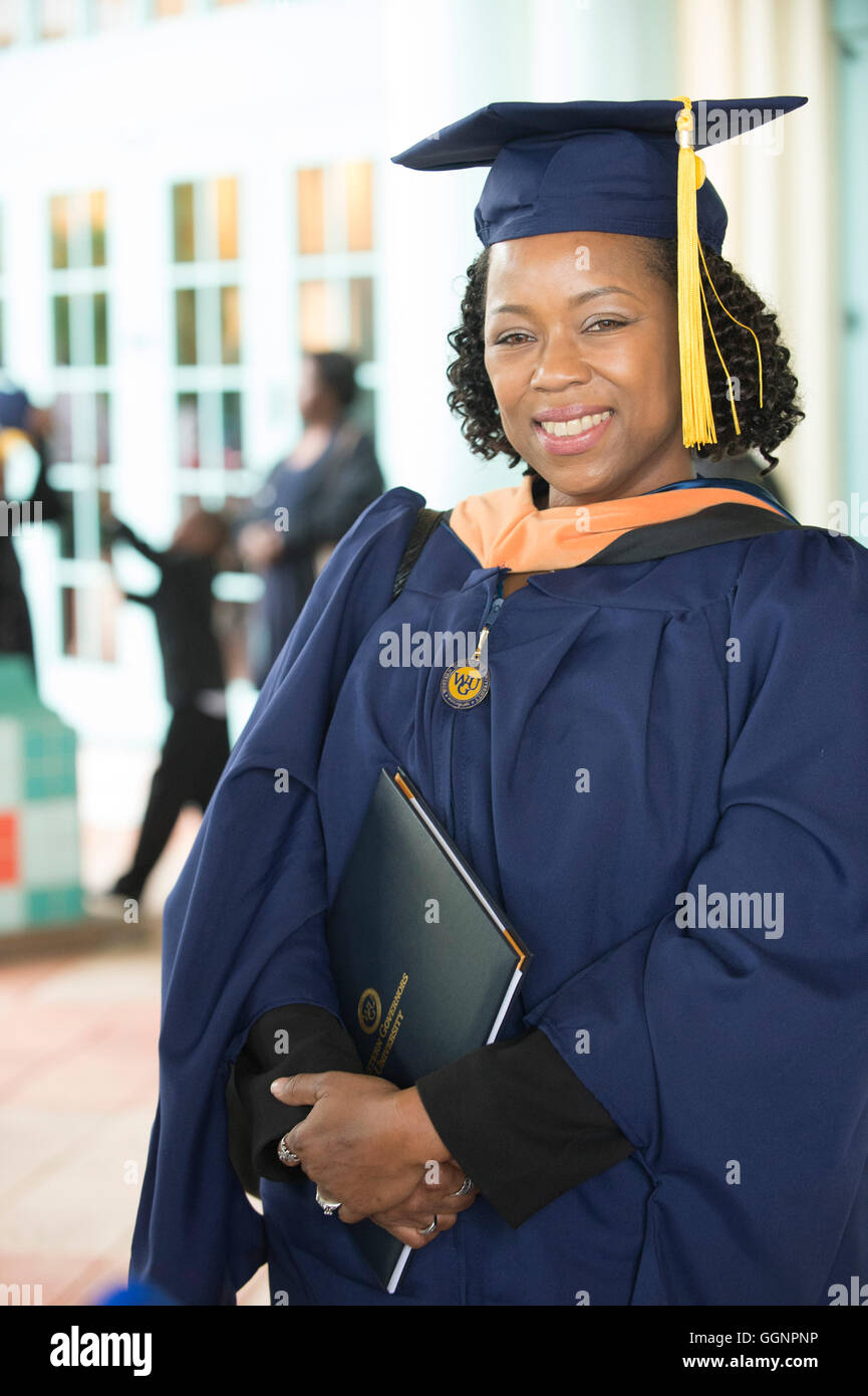 Absolvent der Universität Western Governors posiert mit Diplom nach der Abschlussfeier in Orlando, Florida. Stockfoto