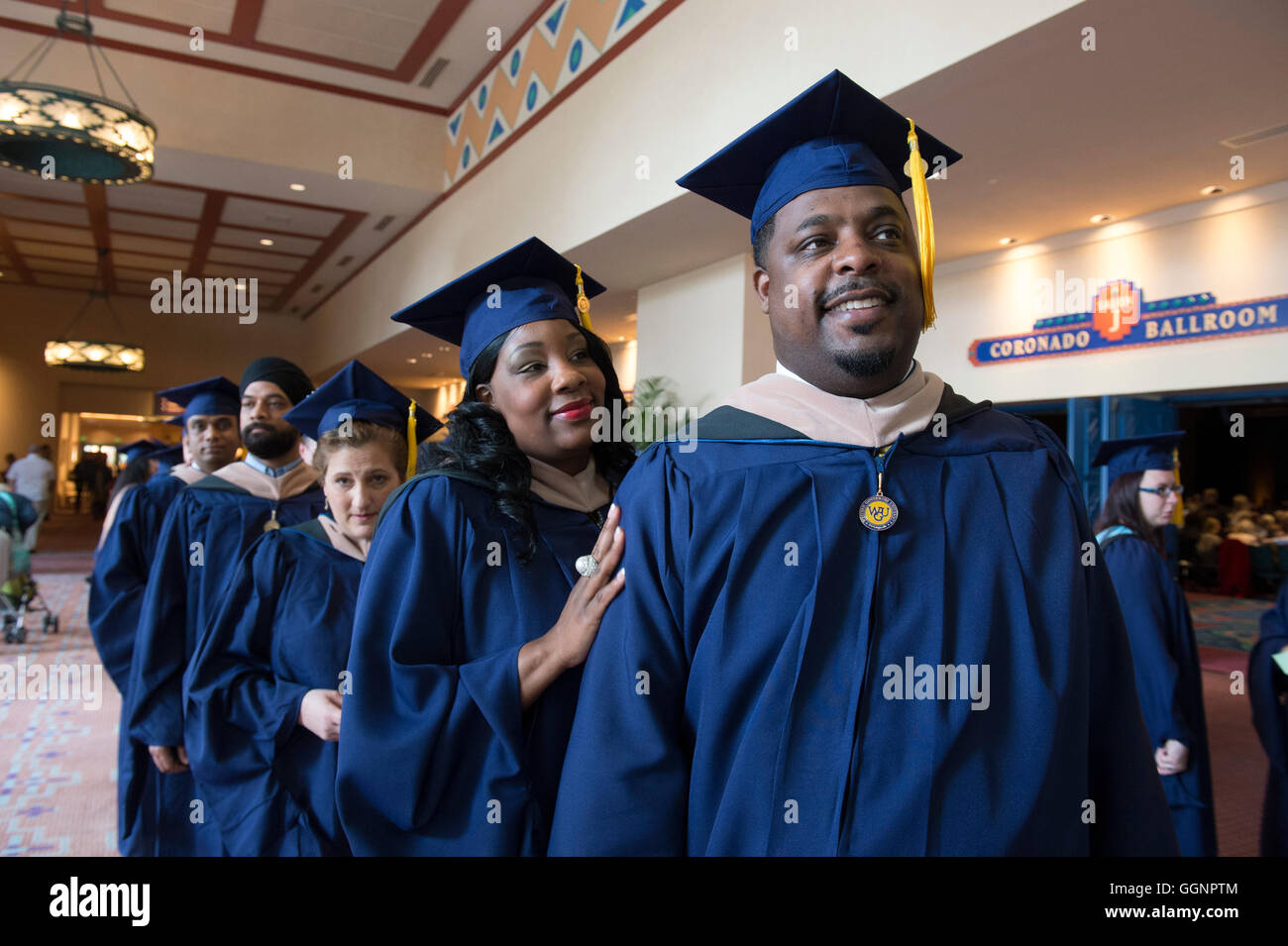 Graduierung Kandidaten in Kappen und Kleider warten Western Governors University Abschlussfeier beginnen in Orlando, Florida. Stockfoto