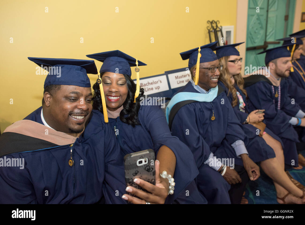 Graduierung Kandidaten in Kappen und Kleider warten Western Governors University Abschlussfeier beginnen in Orlando, Florida. Stockfoto