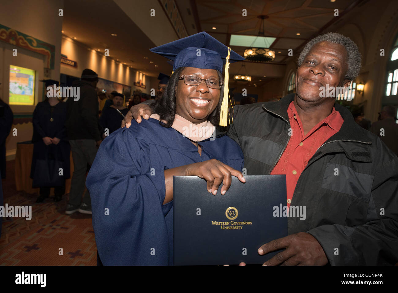 Glücklichen Absolventen Lächeln nach der Abschlussfeier für Western Governors University, ein voll akkreditierten Online-Hochschulschriften Stockfoto