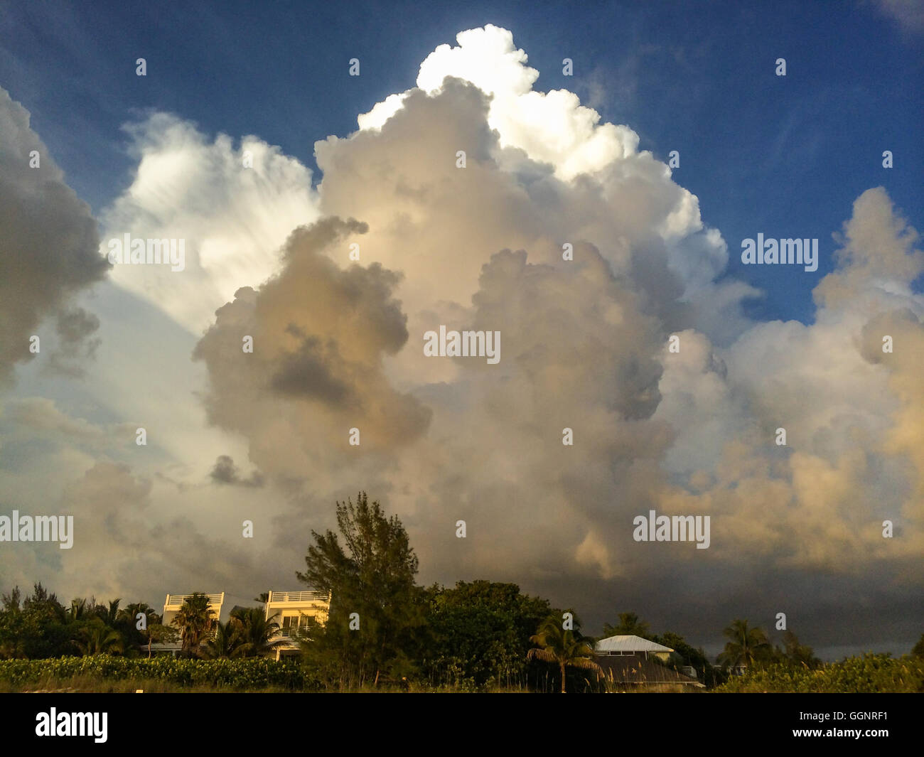 Weißen geschwollene Wolken bei Sonnenuntergang Foto von: Michael Seip Photography Stockfoto