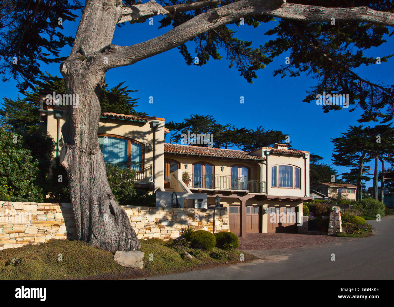 Ein Multi-Millionen-Dollar-Haus ist geschützt durch MONTERTEY Zypressen auf Scenic Drive - CARMEL, Kalifornien Stockfoto
