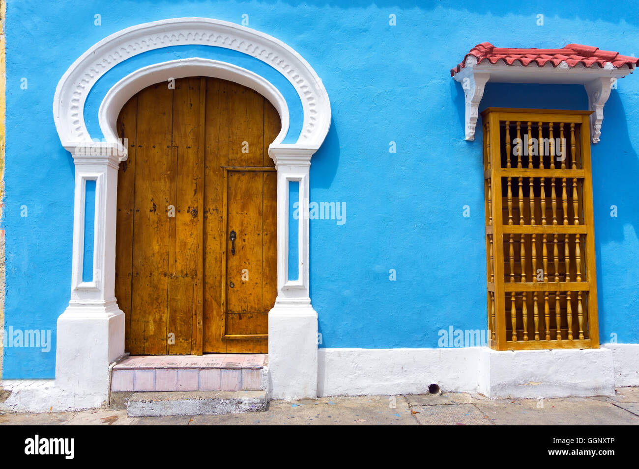 Leichte blaue Kolonialarchitektur in Cartagena, Kolumbien Stockfoto