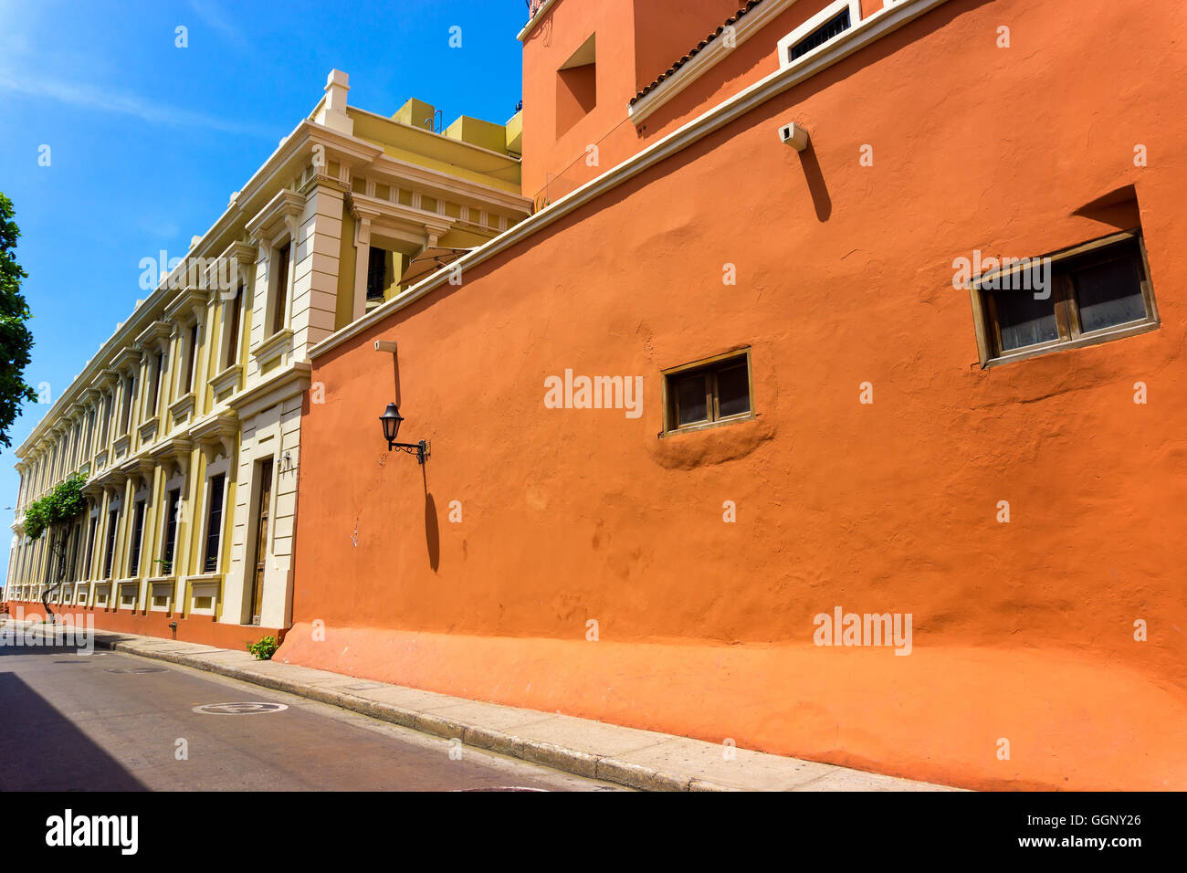 Orange und gelbe Kolonialarchitektur in der Altstadt von Cartagena, Kolumbien Stockfoto