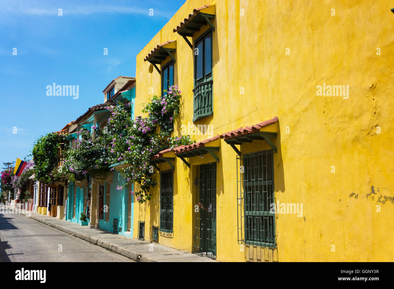 Bunte Straße mit kolonialer Architektur und eine kolumbianische Flagge in Cartagena, Kolumbien Stockfoto