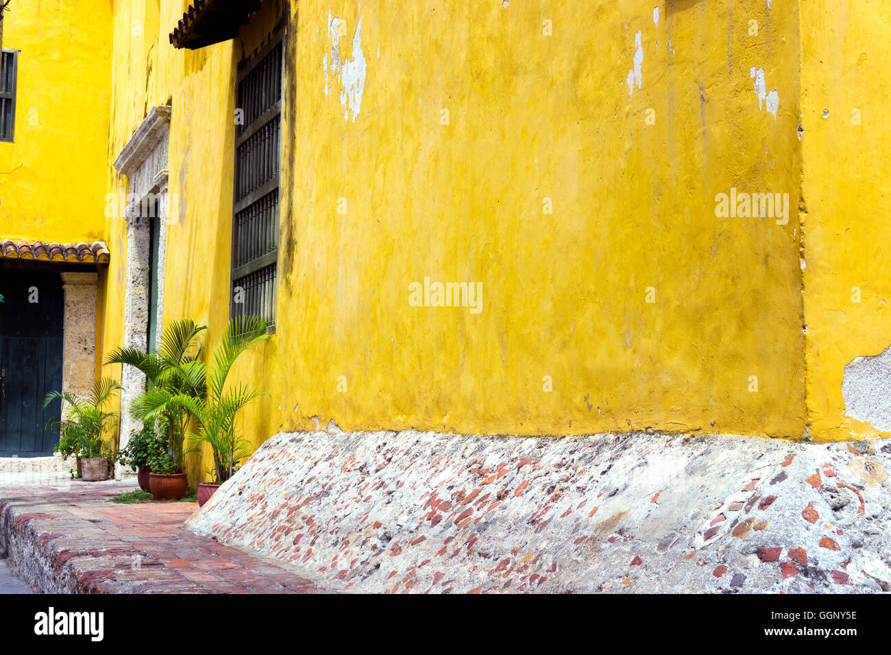 Gelbe Kolonialarchitektur mit grünen Pflanzen in Cartagena, Kolumbien Stockfoto