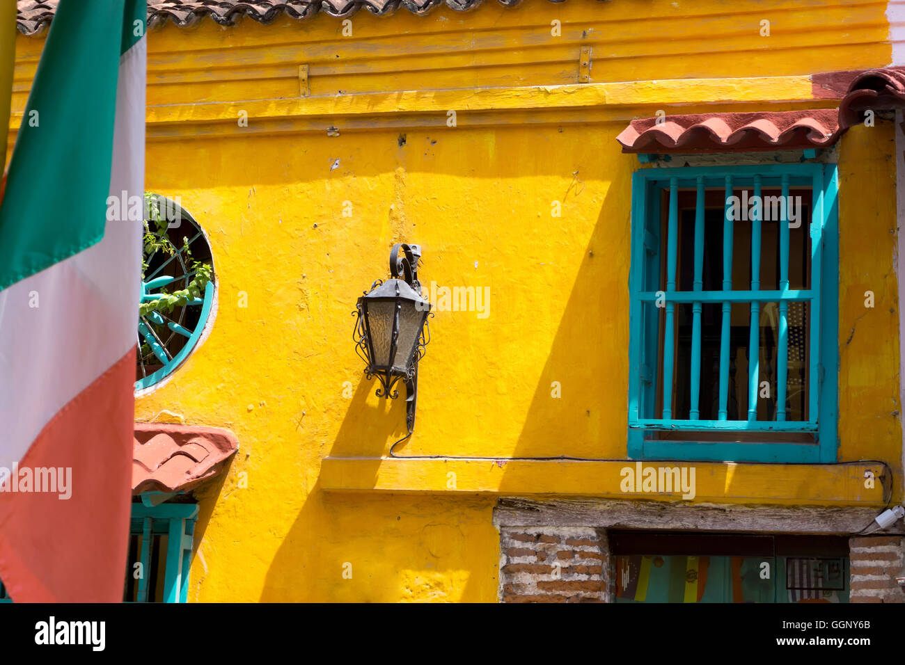 Bunte Kolonialarchitektur in Cartagena/Kolumbien mit einer italienischen Flagge im Vordergrund Stockfoto