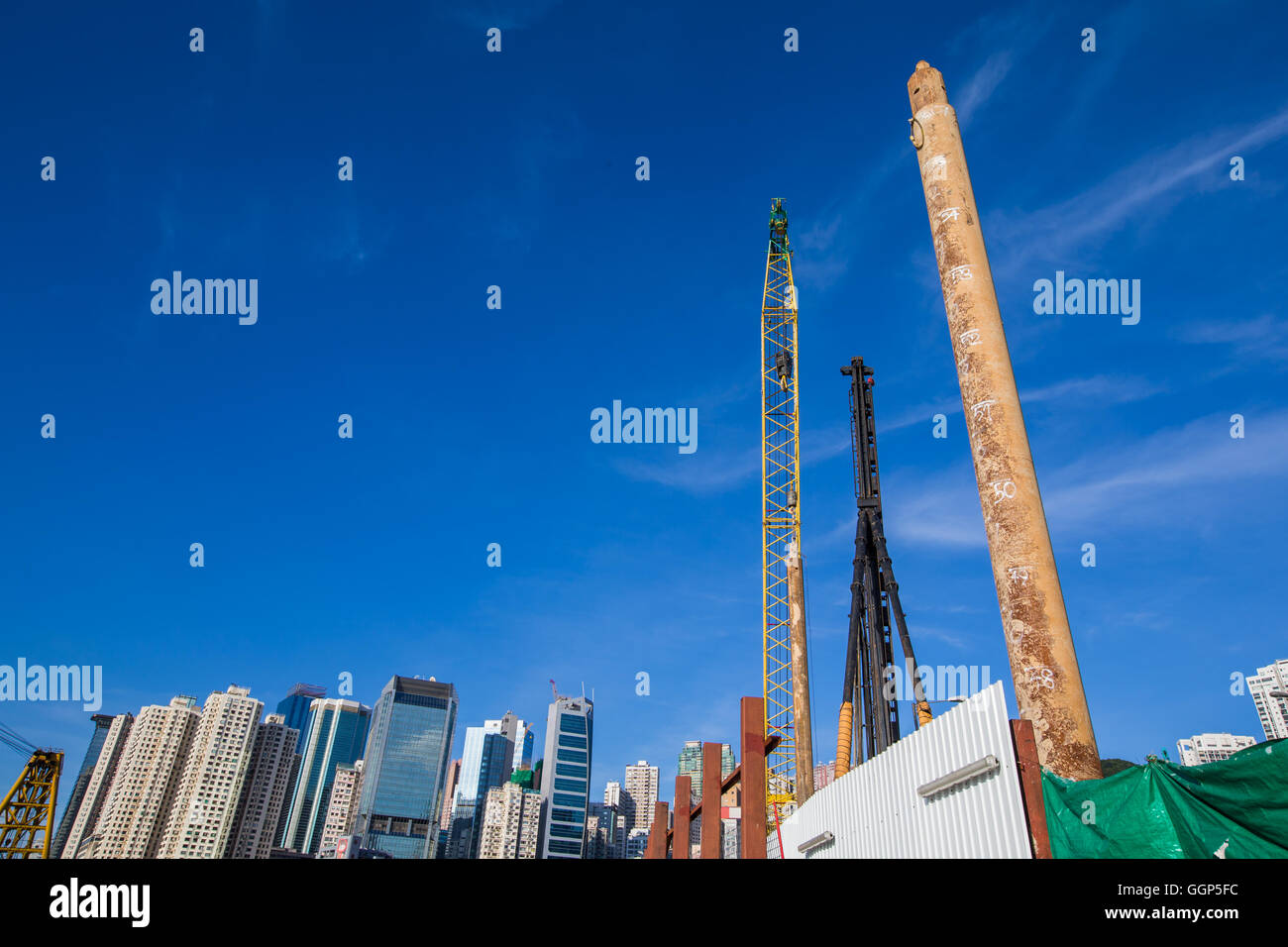 Wolkenkratzer und Baustelle Stockfoto