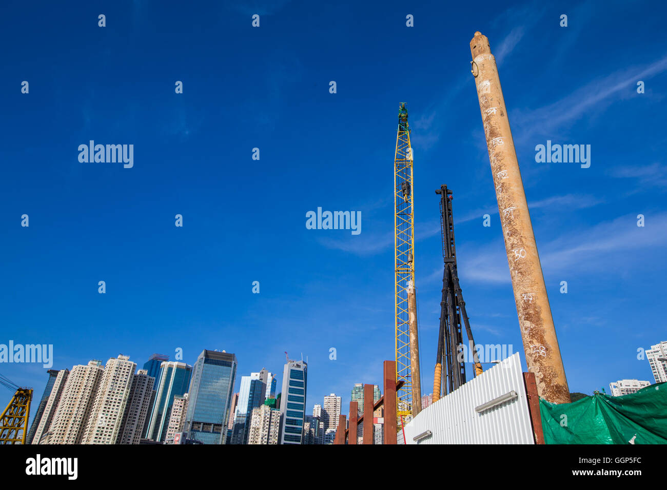 Wolkenkratzer und Baustelle Stockfoto