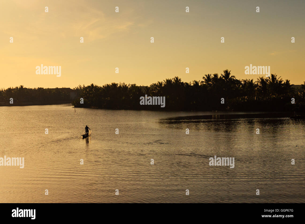 Fischer ist die Fischerei vor Sonnenaufgang am Thu Bon Fluss, Cua Dai, Quang Nam, Vietnam. Stockfoto