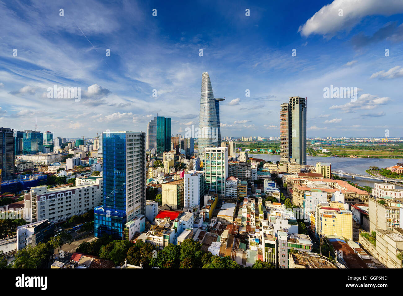 Ho Chi Minh City (Saigon) Skyline mit bunten Haus im Sonnenuntergang, Vietnam. Stockfoto