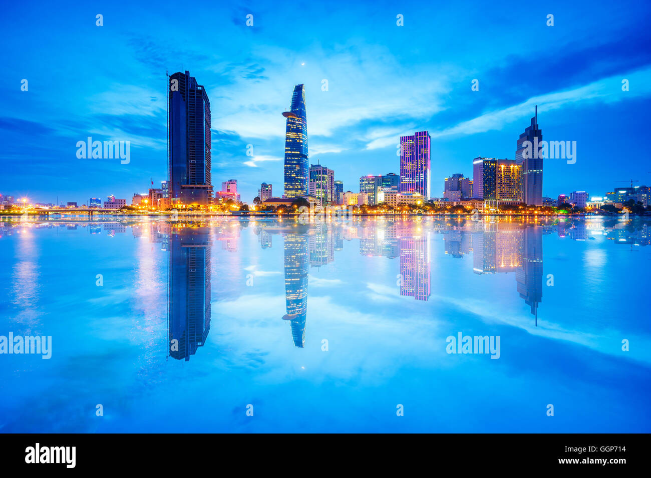 Stadtbild in Reflexion von Ho-Chi-Minh-Stadt im schönen Abendlicht über Saigon Fluss angesehen. Stockfoto