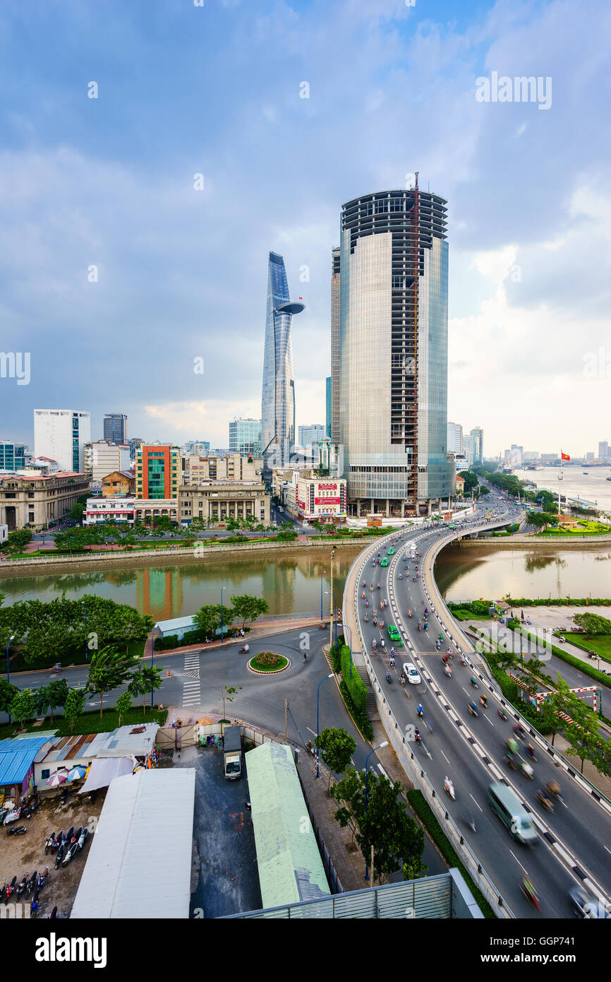 Stadtbild von Ho-Chi-Minh-Stadt und Khanh Hoi Brücke bei Sonnenuntergang, gesehen vom Dach eines Gebäudes. Stockfoto