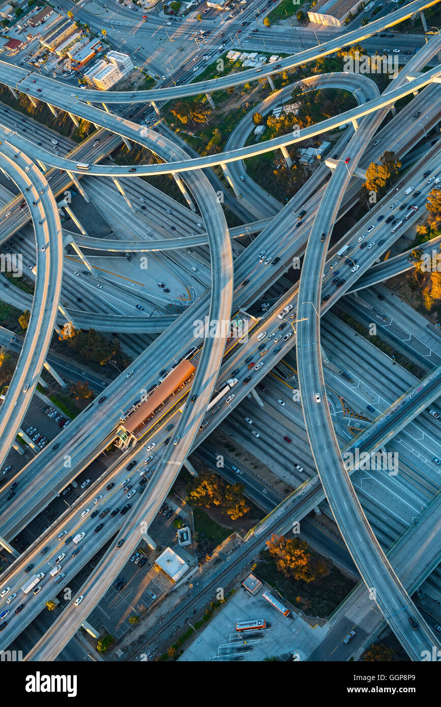 Luftaufnahme des Autobahnkreuz im Stadtbild Stockfoto