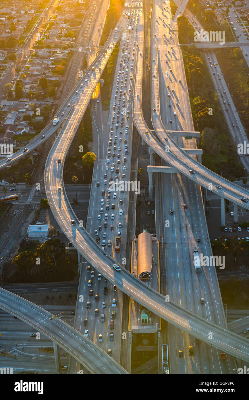Luftaufnahme des Autobahnkreuz im Stadtbild Stockfoto