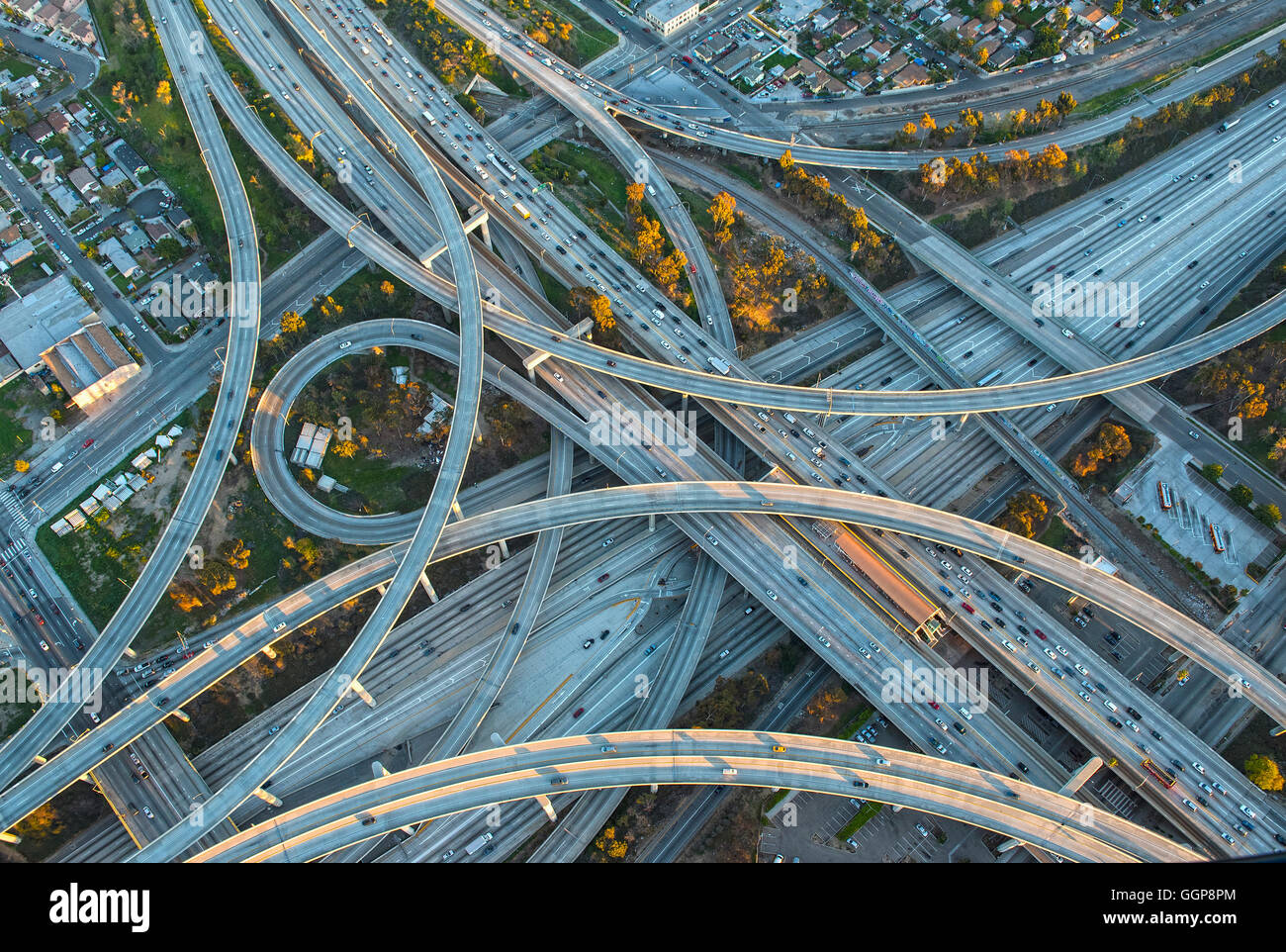 Luftaufnahme des Autobahnkreuz im Stadtbild Stockfoto