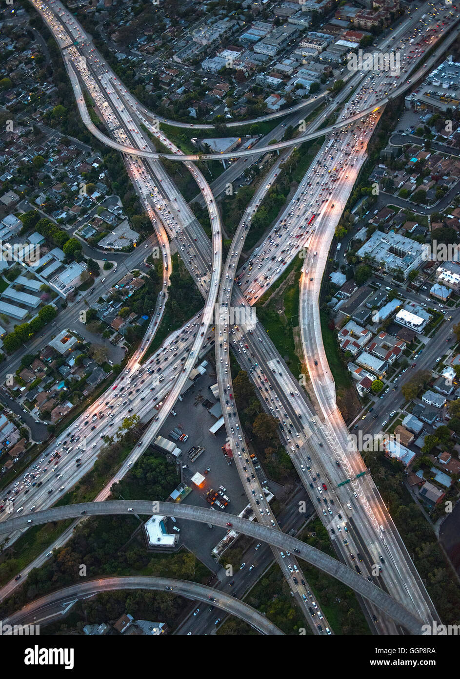 Luftaufnahme des Autobahnkreuz im Stadtbild Stockfoto