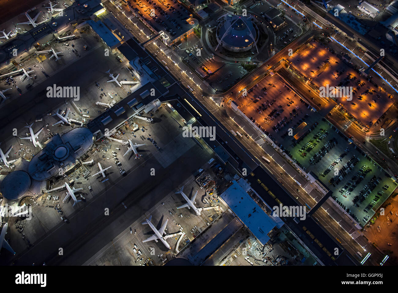 Luftaufnahme der Flugzeuge geparkt in Flughafen gates Stockfoto